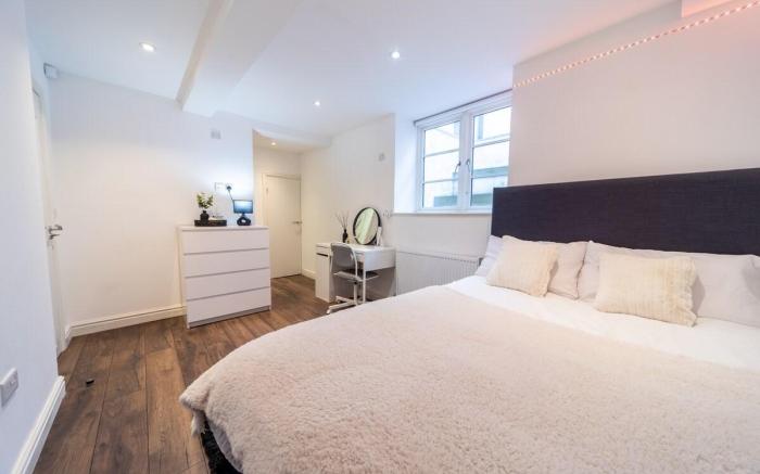 Luxury Modern 3BDR/ 3 en-suite/ City Centre/ Arena