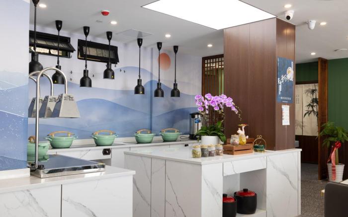 Nostalgia S Hotel (Shanghai Railway Station and Suzhou Creek)
