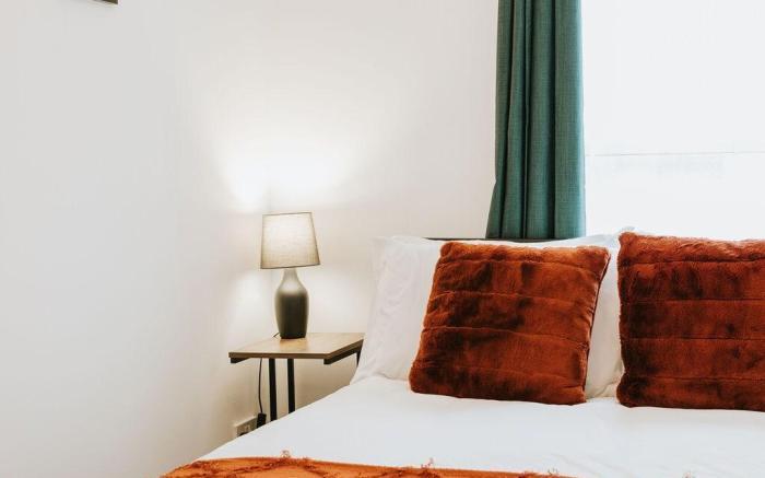 3 Bed Central Home with Netflix