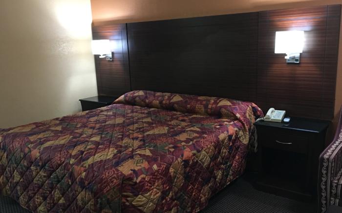 Redwood Inn - White Hall