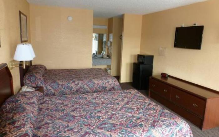 Redwood Inn - White Hall