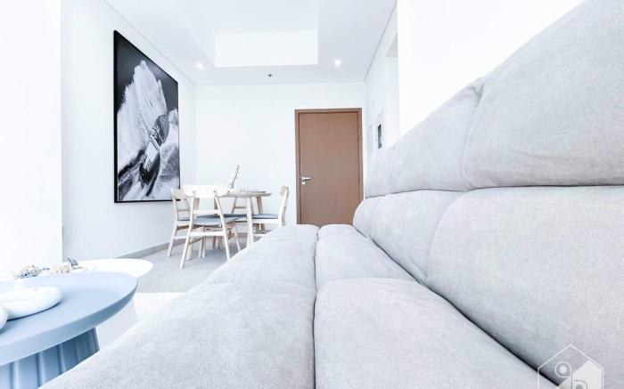 Luxurious 1-BR Apt with Balcony in Azizi Fawad