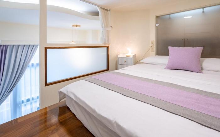 SR Apartment with Lift near Ximen MRT, Ximen District, Independent Bathroom