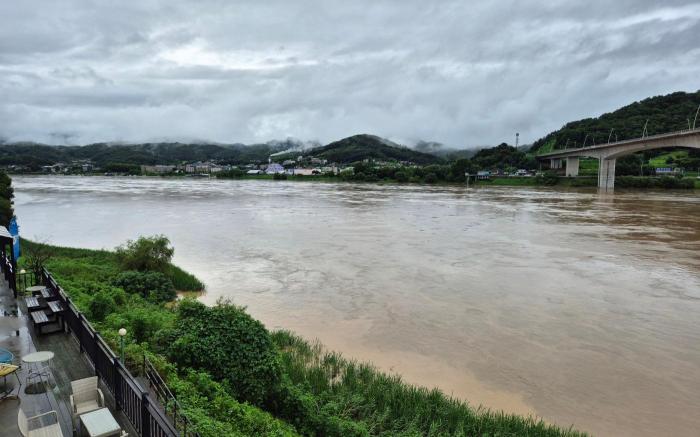 Riverside Villa with Terrace on Namhan River