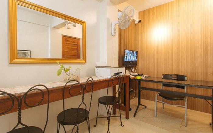 RedDoorz @ Delorian Residences