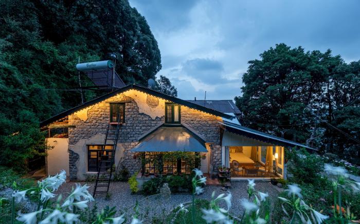 Mystic Abode Colonial House w a Garden by Roamhome