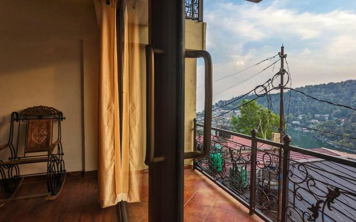Lake Vista 2bhk close to Mall Road by Roamhome