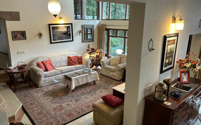 Stonewood Scenic Hill View 3BHK Near Mall Road by Roamhome 