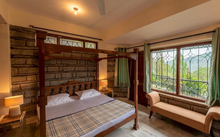 Stargazers Chalet 3bhk w picturesque view by Roamhome