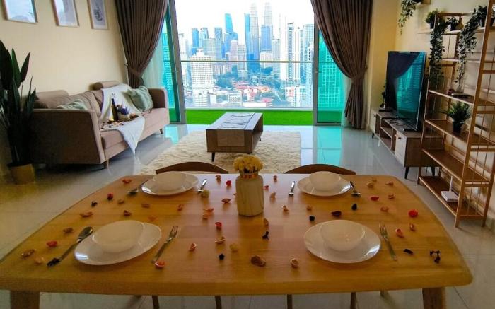 Regalia InfinityPool Premium 2BR l LRT KLCC l 4Pax