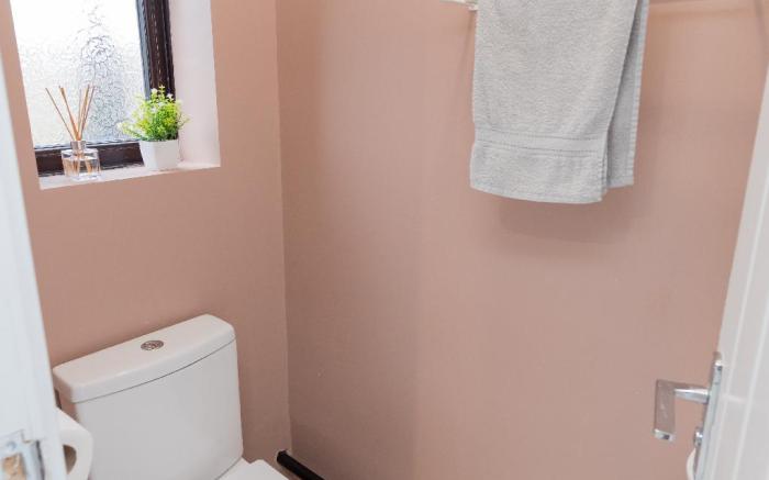 Luxury 5BR, 2BA Stay | Quiet & Free Parking