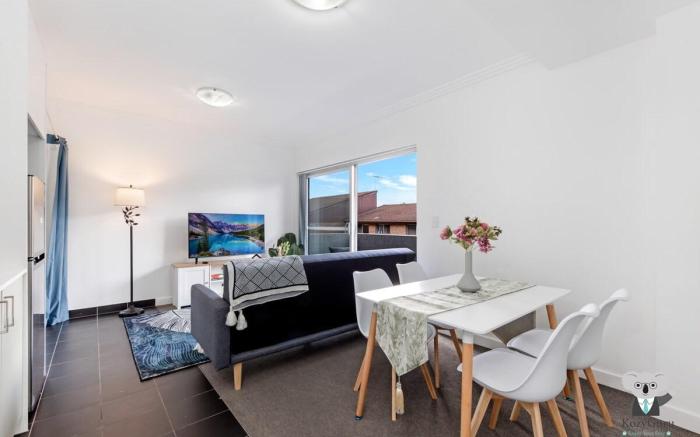 KozyGuru | Harris Park | Charming 1R Two-story Apt