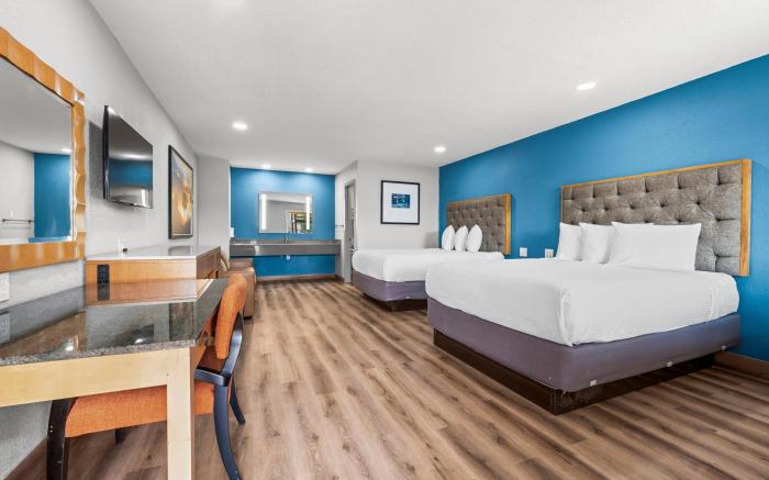 Econo Lodge Inn & Suites
