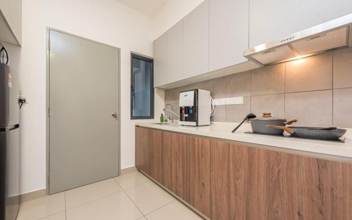 Pure White Home 8pax M Vertica MRT Infinity Pool