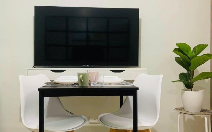 Seaside Gem: Comfy Urban Retreat near MOA/Airport