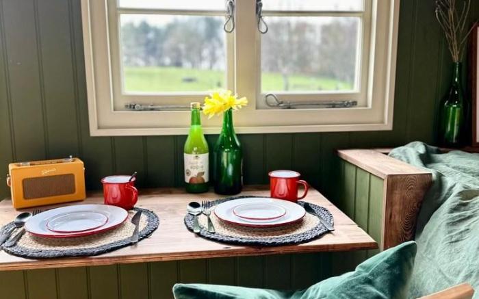 Secret Paddock Cabin | Great Views, Close to Beach