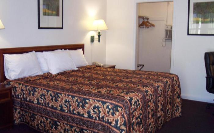 Shore Hills Motel
