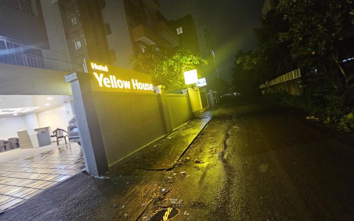 Hotel Yellow House
