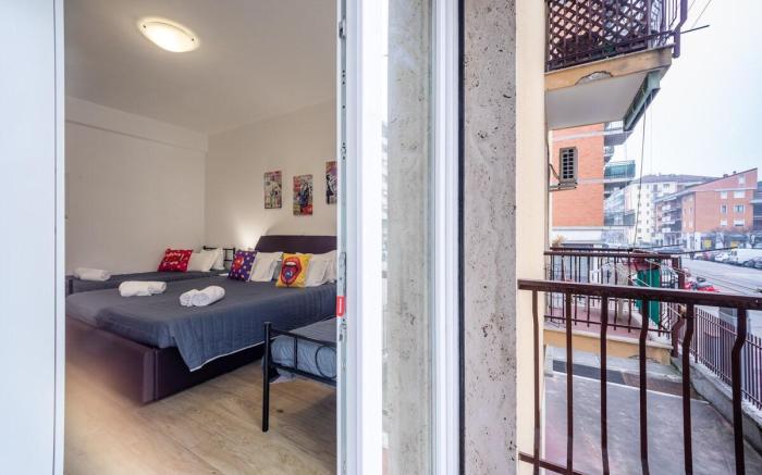 Pop art-inspired homey apartment | self check-in