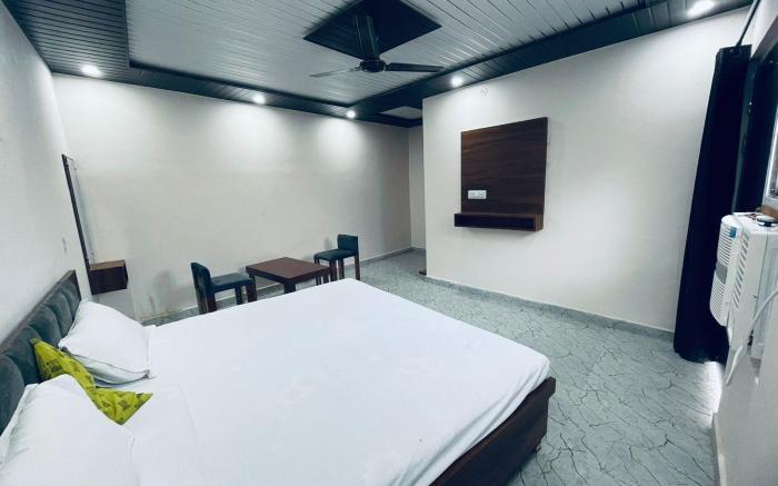 Aayodhya Dham Hotel By GRB