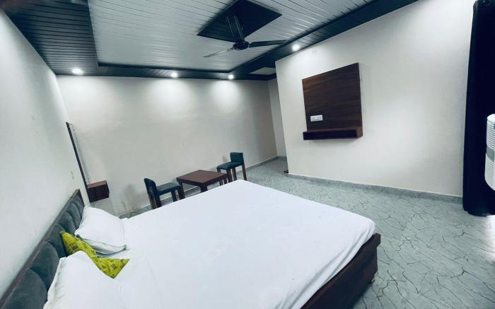 Aayodhya Dham Hotel By GRB