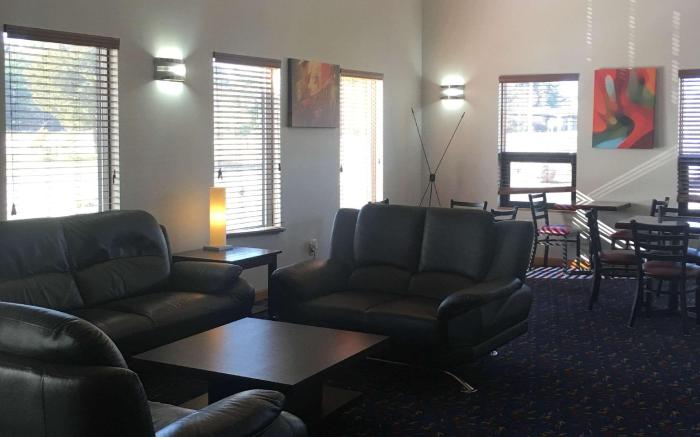 Econo Lodge Inn & Suites