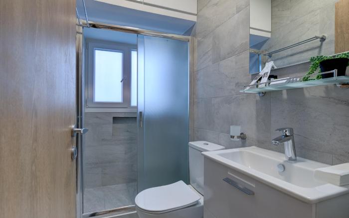 Central 1bedroom Apartment Steps from the Sea