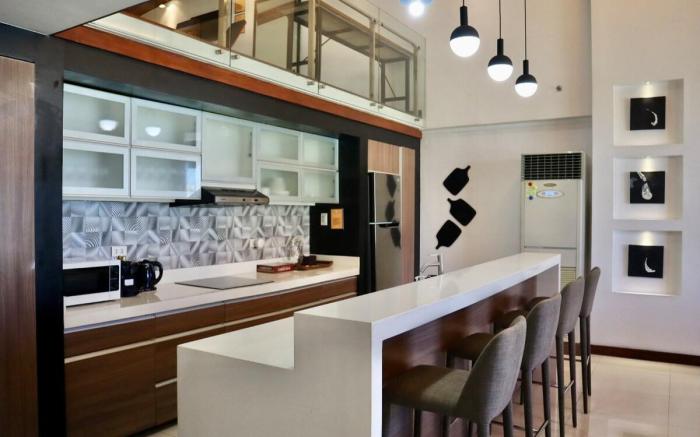 Stylish Luxury Penthouse [3BR, Wifi, Gym, Washer]