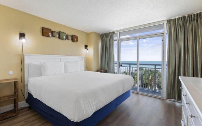 Oceanfront Sunny Condo w Pool in Atlantica Towers