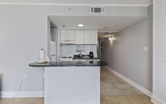 1BR Meridian Plaza Condo | Ocean View | Pool