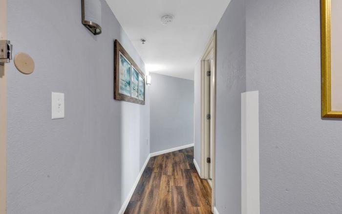 Stunning Condo Overlooking Ocean: Close to the beach
