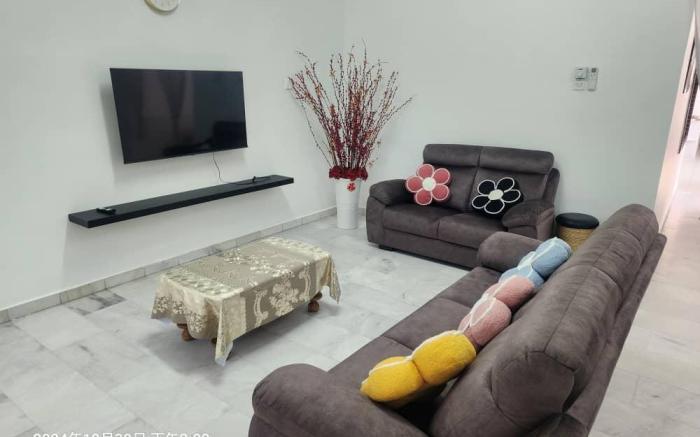 Mawar Homestay (Upper Floor Apartment)