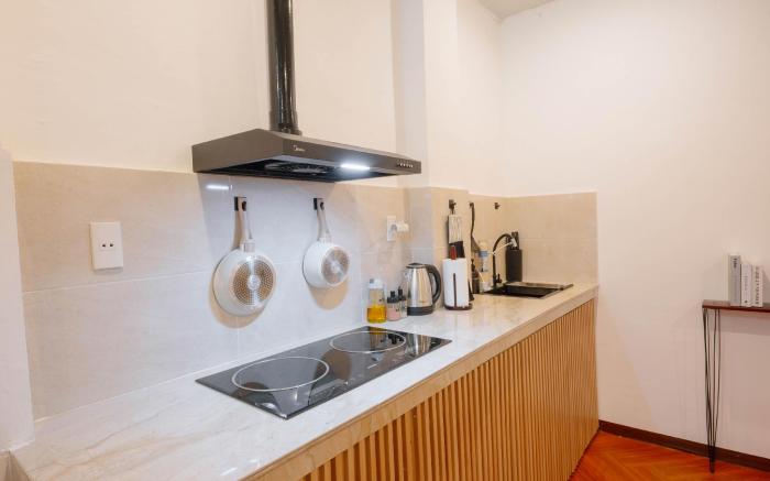 Luxury Studio @ CBD Center of City Center CBD!