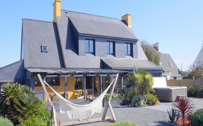 Holiday Home in Guisseny with Jacuzzi  Beach