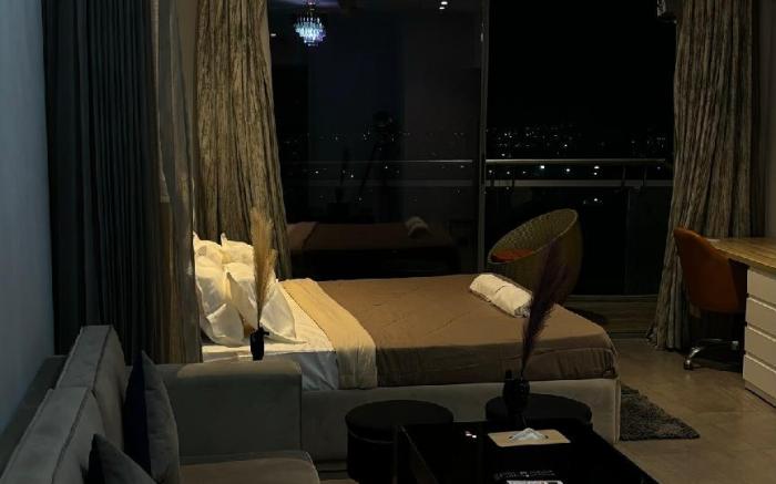 Luxury Heights - 28th floor river facing
