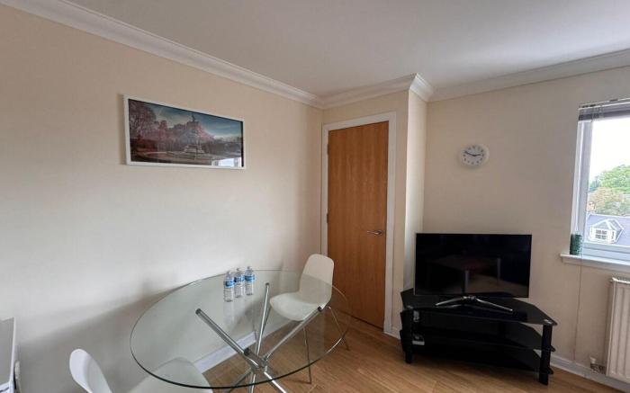 Near Tram! Edinburgh City Centre 2 Rooms + Parking