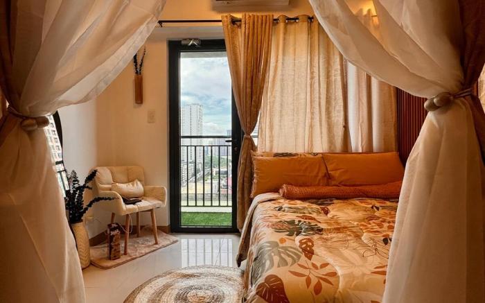 Elegant Condo w/ Balcony, Makati