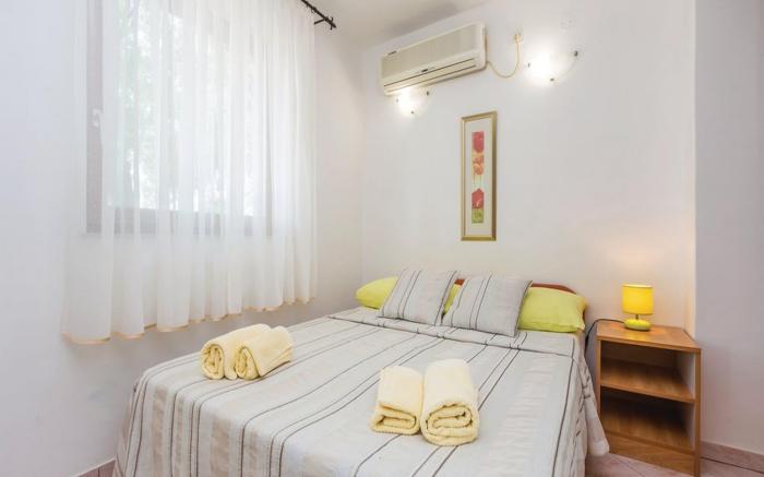 Apartments Paola - Studio Apartment with Terrace and Sea View