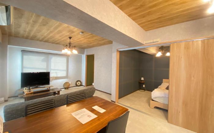 Darin Hawks Street Suite Room