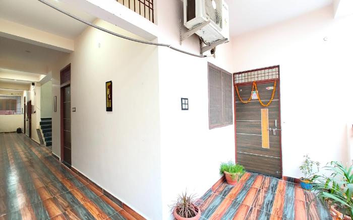 Goroomgo SS Palace Varanasi Near BHU Hyderabad Gate