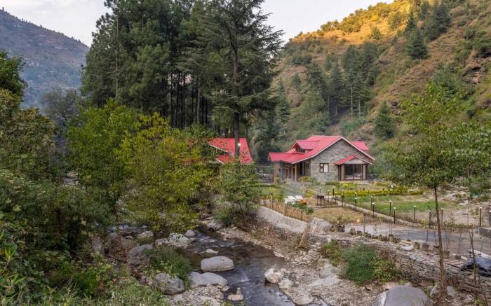 River Side Cottage With Private Lawn