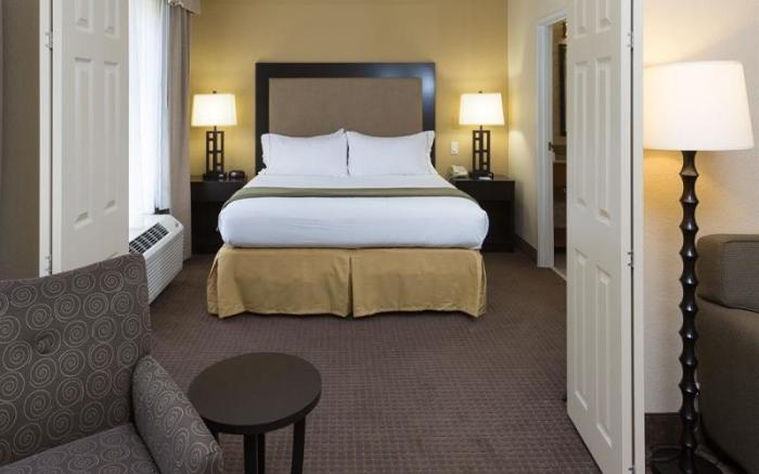 Holiday Inn Express & Suites Jacksonville South East - Medical Center Area By IHG