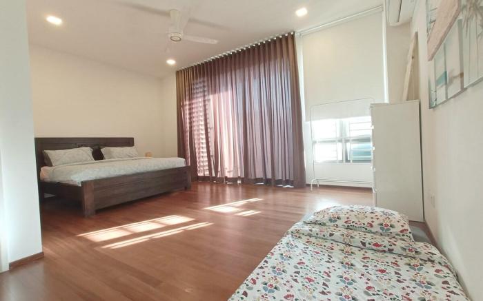 Three Storey 5BR Terrace for 5-13pax 52LP