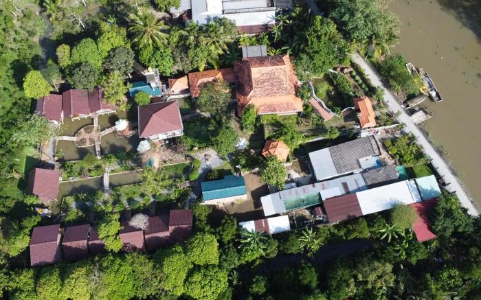 Brown House Resort