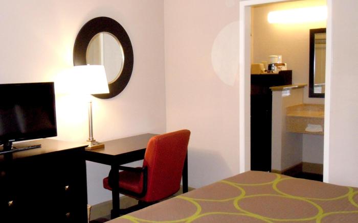 Super 8 By Wyndham Salinas