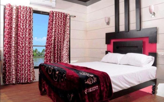 Vaishnav Houseboat