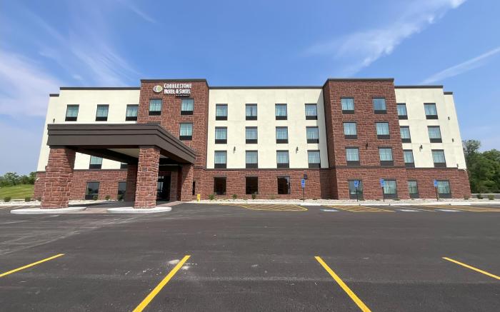 Cobblestone Hotel & Suites - Bellefontaine