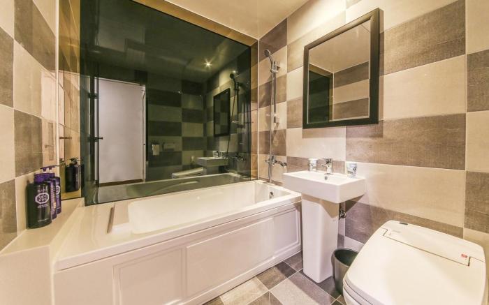 H  Hotel