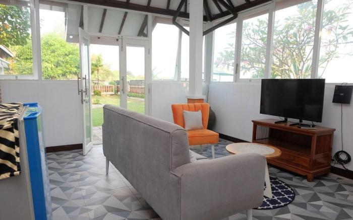 Shoreside Semat, Beachfront Flat