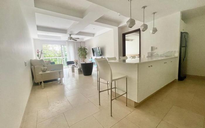 Charming 2BR/2BA - Walled City
